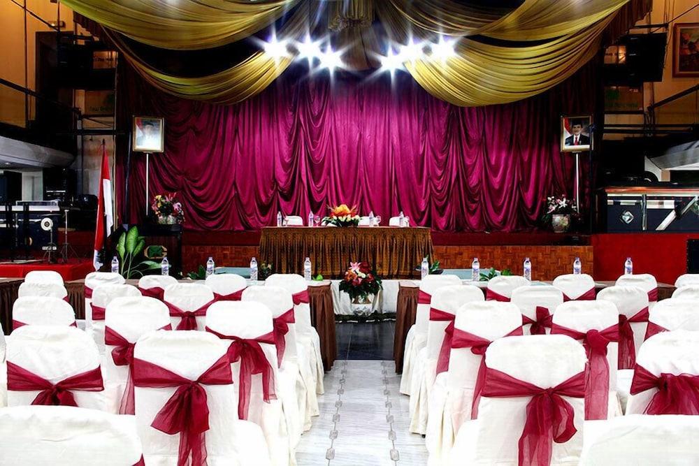 New Grand Park Hotel Surabaya Exterior foto